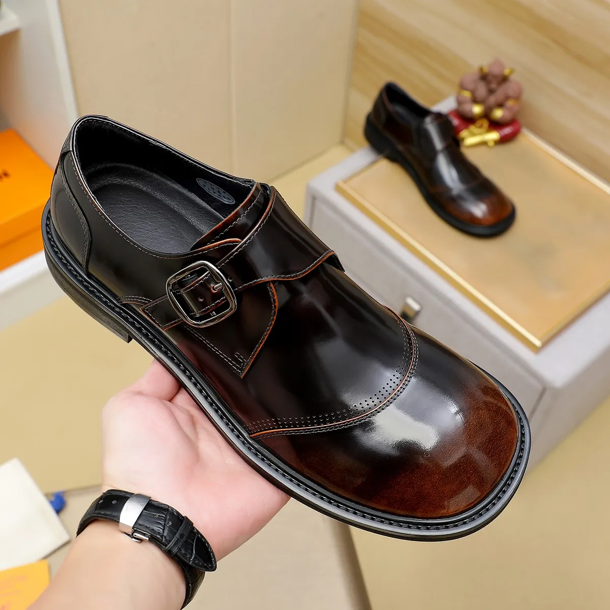 Men's shoes 💰620 💰 Louis Vuitton LV ® Autumn and Winter 🆕 models 🔛Full shoe counter First layer cowhide, 🐂leather lined casual shoes for men, super soft outsole, essential for driving. Counter synchronized original first layer cowhide completely 1:1 mold customization 🌹Top version, 2 colors available! Number: 38-45 (37.46. Customized)